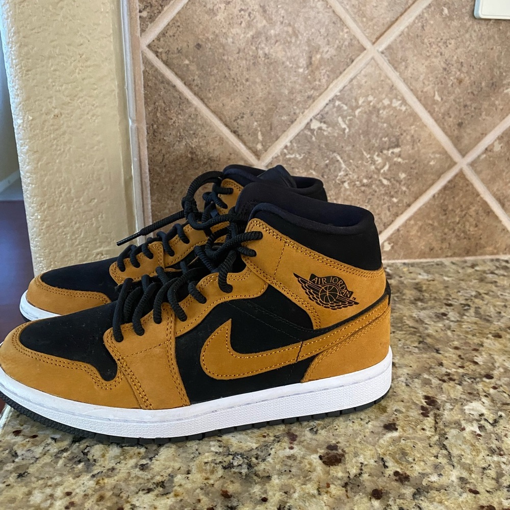 Nike High-Top Sneakers Black and Tan